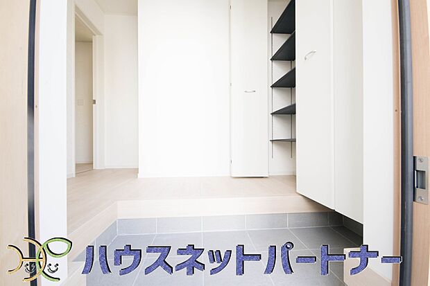 玄関の扉を開けると家族の待つお家。幸せを感じる瞬間です。