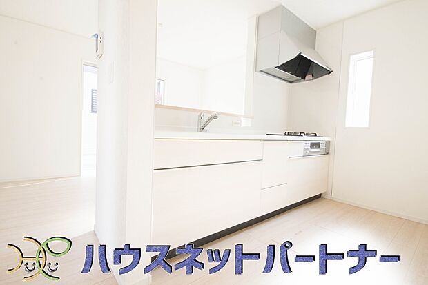 家族の様子を見ながらキッチンでお料理。一日の出来事を会話しながらの家事は嬉しいコミュニケーション。