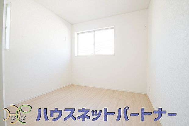 柔らかな光り差し込む家族に優しい洋室は子供部屋にぴったり。