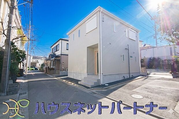 建物の外壁はサイディングボード。サイディングは耐火性、耐久性に優れており、近年のものは雨水などによる汚れがつきにくくなり、更に耐久性が高くなっています。