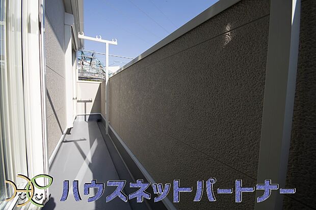 太陽の光が燦々と降り注ぐ広さのあるバルコニーで毎日のお洗濯も快適に。太陽は心を元気にしてくれますよね。