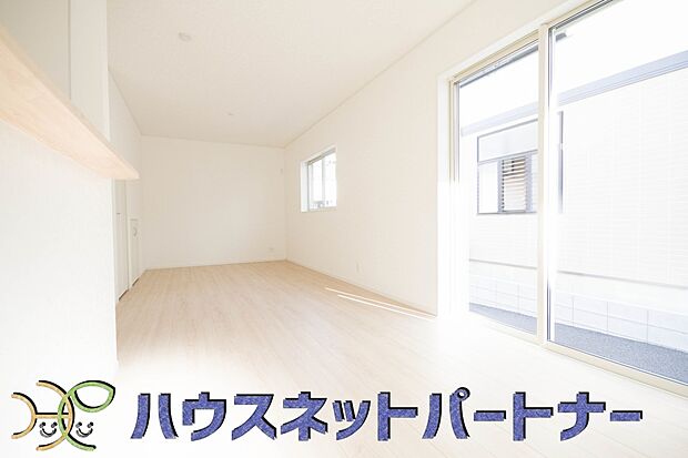 リビングは、食事スペースと寛げる場所設けてもまだ余裕の広さ。明るい光が照らしてくれます。