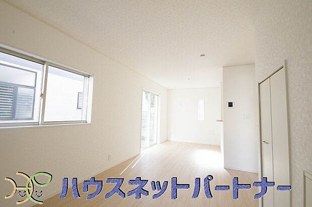 カウンターキッチンなら、リビングで遊ぶ子供の様子を見ながら料理ができるので安心です。