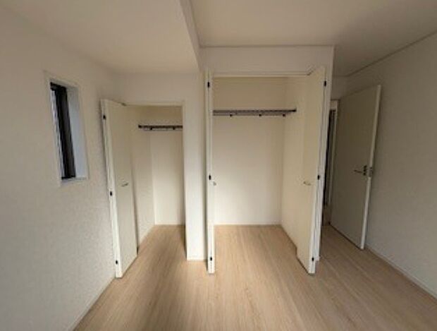 壁面クローゼットのメリットは、衣類が横一列に並ぶためひと目で洋服が選びやすいこと。衣類をたくさんお持ちの方も、限られたスペース内に無理なく収納することができます。