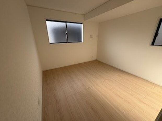 独立性を高めたお部屋。たっぷりの収納も配備しており、片付いた空間を現実出来そう。陽光も降り注ぐ明るく開放的な空間が魅力的。