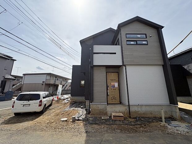 上質感漂う玄関へのアプローチ。居住者の帰り、訪れる方を優しく迎える・安らぎに満ちた生活空間を予感させる。健やかな暮らしを楽しめそう。