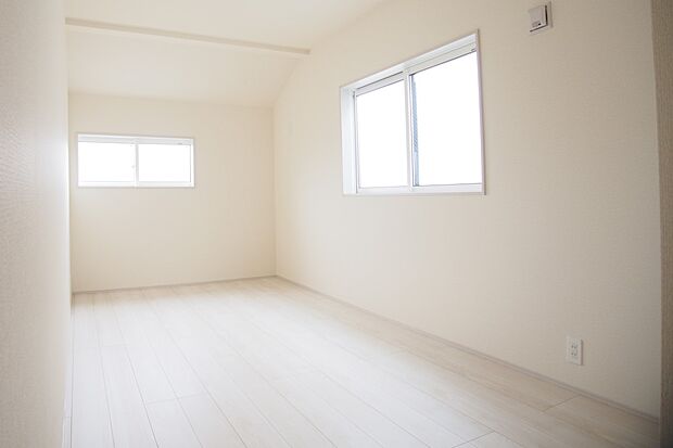 明るい窓のあるお部屋は子供部屋にぴったり。可愛い家具で素敵なお部屋に。