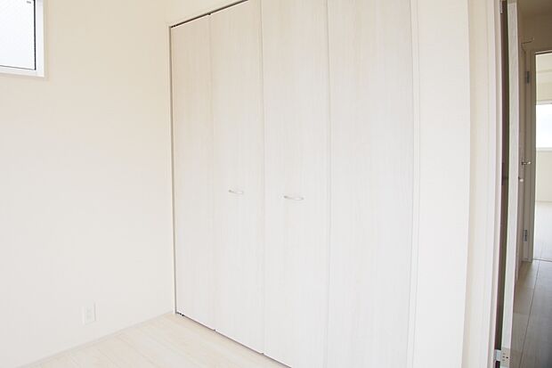 壁面クローゼットのメリットは、衣類が横一列に並ぶためひと目で洋服が選びやすいこと。衣類をたくさんお持ちの方も、限られたスペース内に無理なく収納することができます。