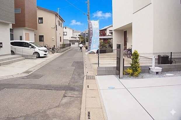 都会的な、ハイセンスな時間とともに、対照的な成熟した街並みを併せ持つことも、この邸宅の大きな特徴です。完成した現地をご体感下さい。
