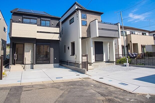 上質感漂う玄関へのアプローチ。居住者の帰り、訪れる方を優しく迎える・安らぎに満ちた生活空間を予感させる。健やかな暮らしを楽しめそう。
