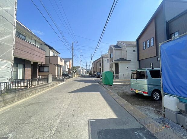 前面道路の日当たりの良い明るいお家。