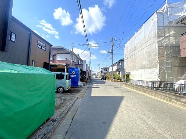 前面道路でお車を駐車するのも楽々。