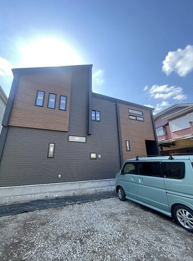 ゆったりとした駐車スペースを確保いたしましたので、大きめのお車でも駐車可能です。自転車やバイクなど、ゆとりのある敷地で置き場所に困ることはないでしょう。