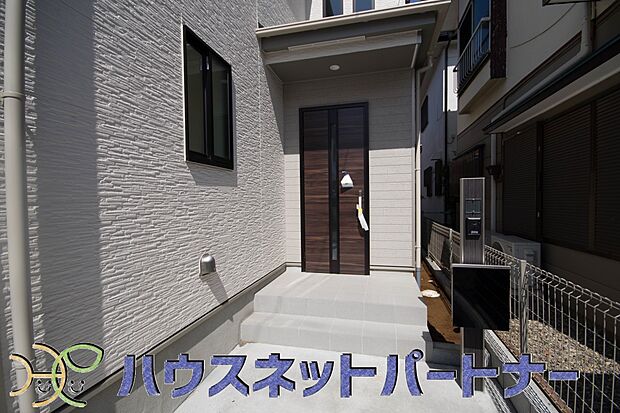 玄関の扉を開けるとそこは家族の待つお家。笑い声が聞こえてきそう。