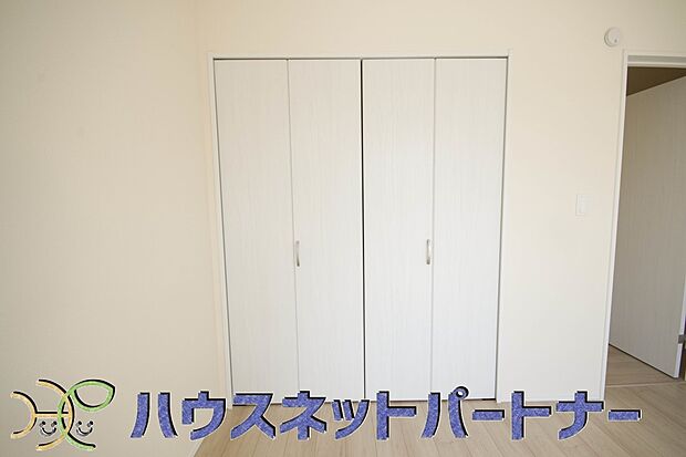 多くの人がお困りの住まいの収納。壁面クローゼットがあればタンスを置く必要がなく、出っ張りのないスッキリ空間を維持できます。限られたスペースを有効に活用できそう。