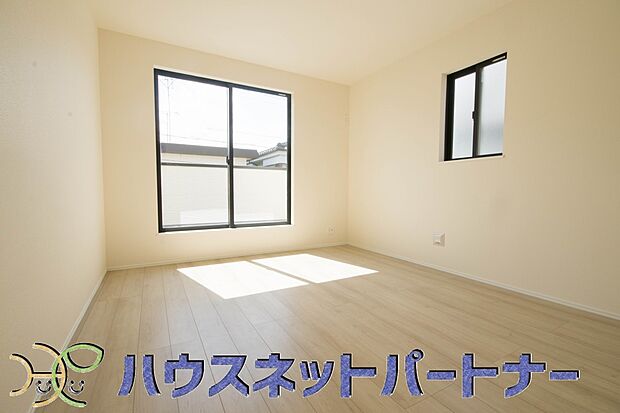 2面窓のある風通しの良いお部屋は心も体も元気にしてくれます。自分だけのお部屋作りを楽しんでみては。