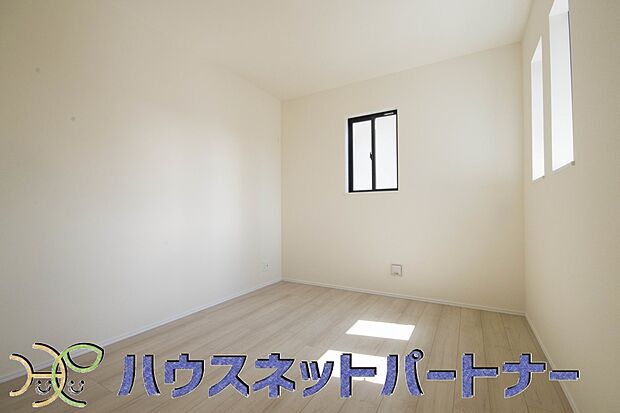 独立性を高めたお部屋。たっぷりの収納も配備しており、片付いた空間を現実出来そう。陽光も降り注ぐ明るく開放的な空間が魅力的。