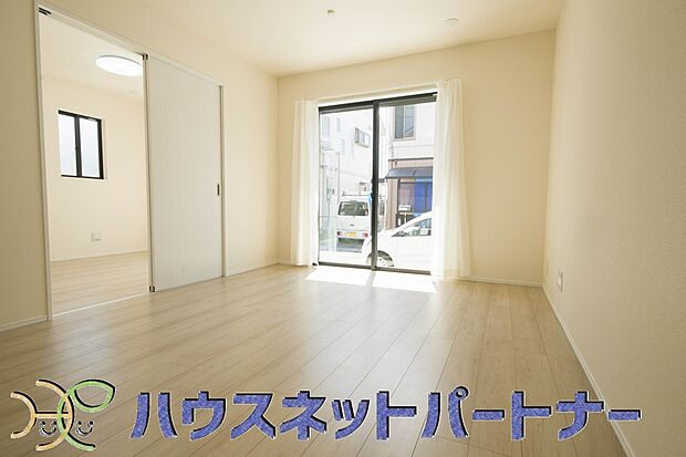 カウンターキッチンなら、リビングで遊ぶ子供の様子を見ながら料理ができるので安心です。料理を運んでもらったり、子供にお手伝いしてもらいやすいのもいいですね♪