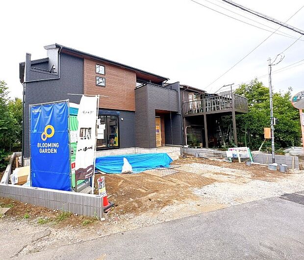 通勤や家族の送迎など、毎日の生活にマイカーが欠かせない方にとって駐車場は大事な条件。敷地内にカースペースがあれば、お出かけやお買い物の際の搬入出もらくらくです。