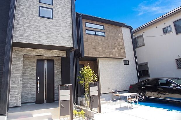 上質感漂う玄関へのアプローチ。居住者の帰り、訪れる方を優しく迎える・安らぎに満ちた生活空間を予感させる。健やかな暮らしを楽しめそう。