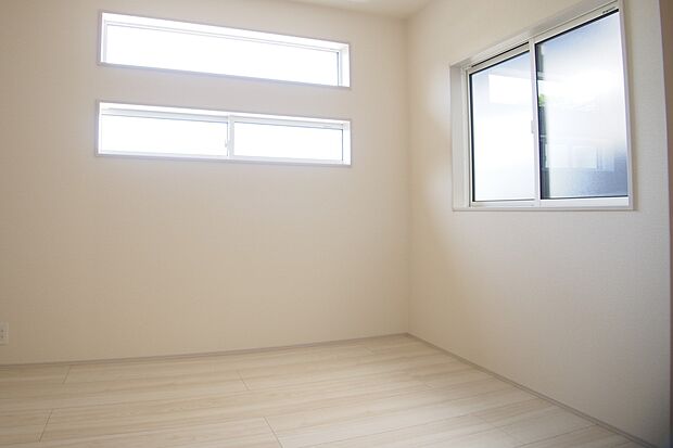 柔らかな光り差し込む家族に優しい洋室は子供部屋にぴったり。
