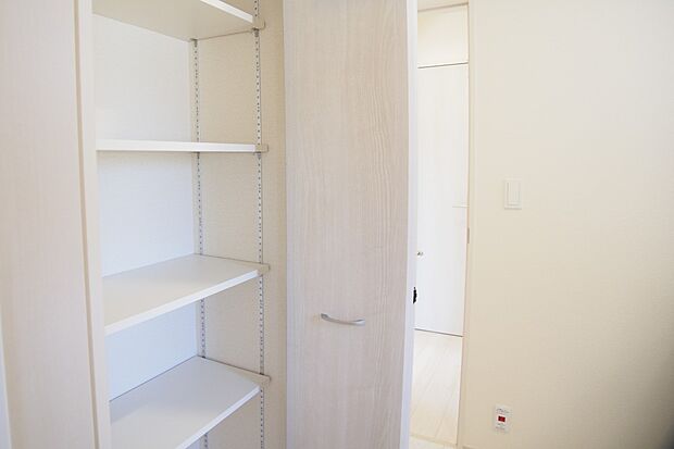 多くの人がお困りの住まいの収納。壁面クローゼットがあればタンスを置く必要がなく、出っ張りのないスッキリ空間を維持できます。限られたスペースを有効に活用できそう。
