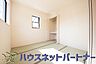 和室：リビングの続き間としても利用できる6帖の和室。畳の香りに包まれながら普段は子供の遊び場やご両親様のお部屋として、急な来客の場合は襖を締め切り客間としても利用可能。