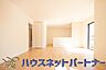 室内：明るく開放的なオープンキッチン。家族とのコミュニケーションが取りやすく、みんなの笑顔が溢れます。