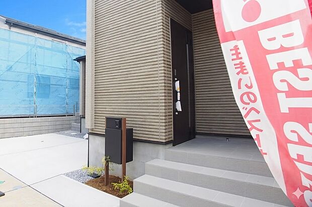 お客様も迎える玄関は高級感のある造りです。