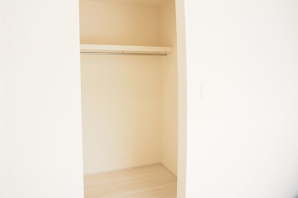 ウォークインクローゼットのメリットは、衣類の他、バッグやアクセサリーなど、身につけるものを一部屋に集めて管理できること。必要なときに見つけやすいです。