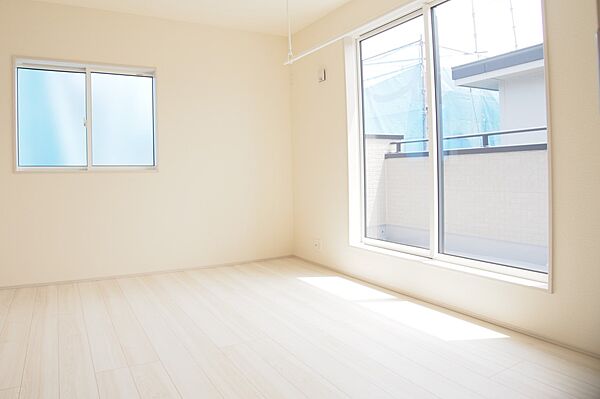 独立性を高めたお部屋。たっぷりの収納も配備しており、片付いた空間を現実出来そう。陽光も降り注ぐ明るく開放的な空間が魅力的。