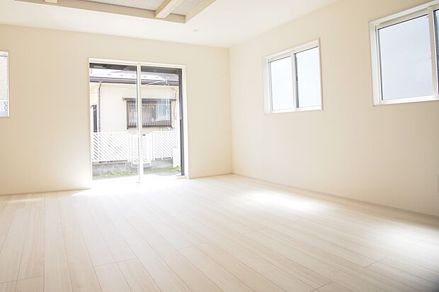 通風・採光に優れ、心地よい光と風が溢れています。 贅沢で豊かな居住性と、プライドを満たすクオリティが見事に調和した住空間。新築ならではの快適なひとときをご体感頂ける筈です。