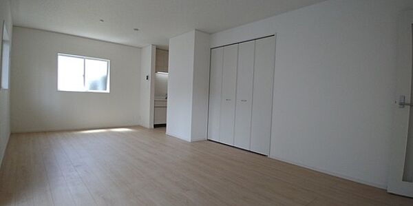通風・採光に優れ、心地よい光と風が溢れています。 贅沢で豊かな居住性と、プライドを満たすクオリティが見事に調和した住空間。新築ならではの快適なひとときをご体感頂ける筈です。