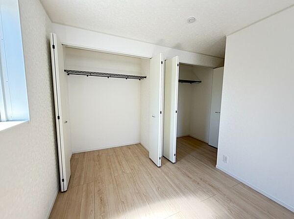 陽射しがぽかぽかと差し込むお部屋は湿気やカビの心配も減るので快適に過ごせます。
