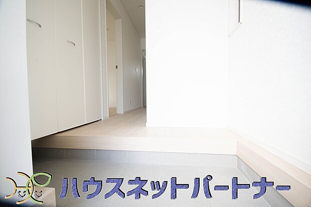 玄関はおうちの顔と言われます。玄関アプローチは、外観デザインの印象を左右します。ご家族の個性を出しながら、素敵な玄関でお客様をお迎えしてください。