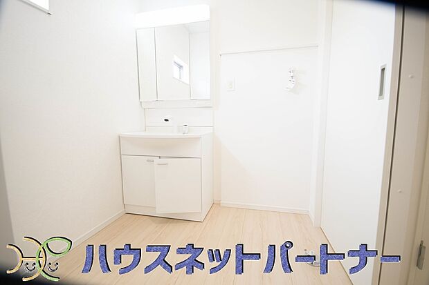 十分な大きさの洗面台は、身だしなみチェックや歯磨きなど、朝の慌ただしい時間でもホテルライクなスペースで余裕とゆとりを感じて頂けます。