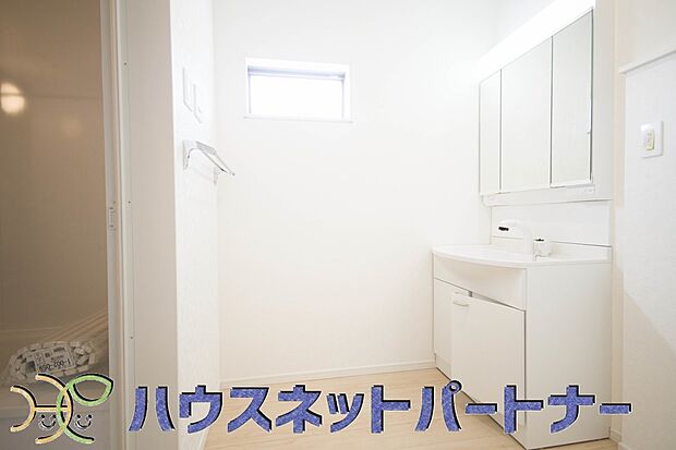広い脱衣所、洗面台も大きなサイズを設置。建売では見ない広さと解放感。