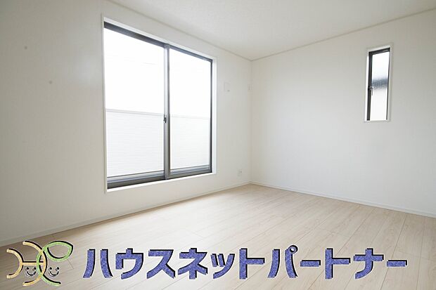 独立性を高めたお部屋。たっぷりの収納も配備しており、片付いた空間を現実出来そう。陽光も降り注ぐ明るく開放的な空間が魅力的。