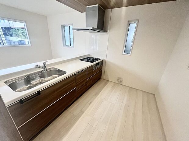 明るく開放的なオープンキッチン。家族とのコミュニケーションが取りやすく、みんなの笑顔が溢れます。