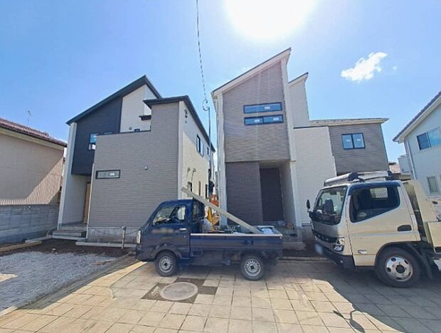 上質感漂う玄関へのアプローチ。居住者の帰り、訪れる方を優しく迎える・安らぎに満ちた生活空間を予感させる。健やかな暮らしを楽しめそう。
