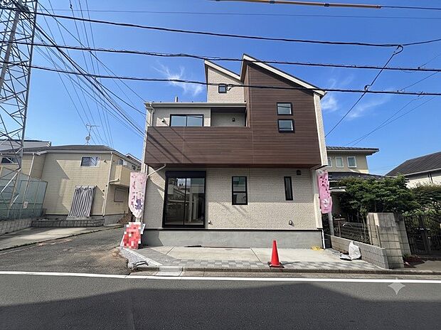 街に溶け合う美しい景観と、採光や風通しを考えて設計された間取り。近隣の視線を考え調整した窓位置など、外観だけでなく、住まうご家族の心地よさを最優先しました。