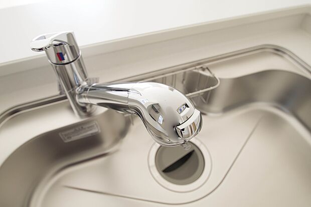 「原水（水道水）」「シャワー」「浄水」を切り替えられる浄水器内蔵水栓です。