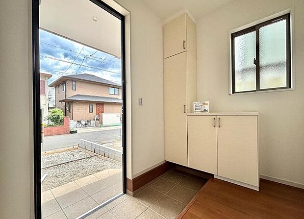 玄関扉を開くとゆったりとした空間。この感動を現地で是非体感してみて下さい。