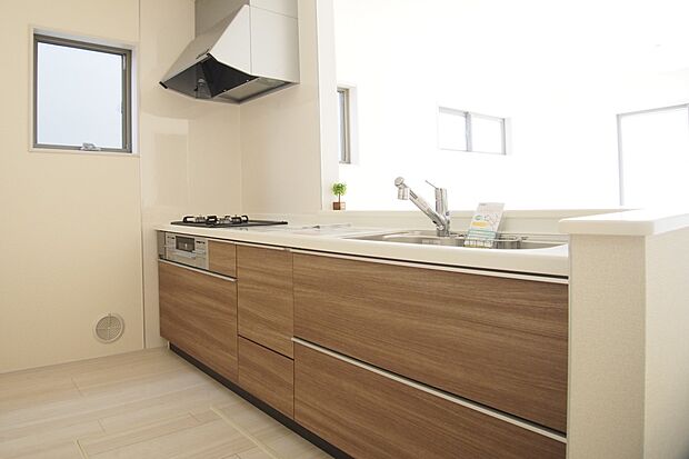 カウンターキッチンは広くて収納力もあるので、快適に料理をすることができます。食器や炊事用具を手の届くところに配置しやすいため調理もスピーディーです。