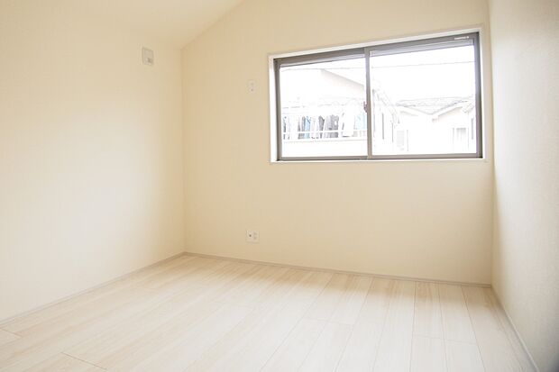 独立性を高めたお部屋。たっぷりの収納も配備しており、片付いた空間を現実出来そう。陽光も降り注ぐ明るく開放的な空間が魅力的。