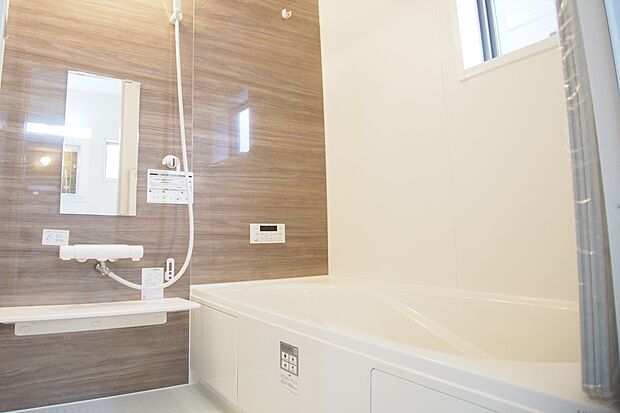 高級感溢れるカラーと大きさ・柔らかな曲線で構成された半身浴も楽しめるバスタブが心地よさをもたらします。窓もあるので換気もしっかりできますね。