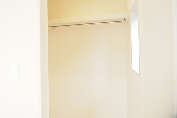 たくさんの洋服をかけてもシワになりにくいウォークインクローゼット。洋服以外にも、普段使わない家電やスーツケース、ストック品など何でも片付く嬉しい空間です。