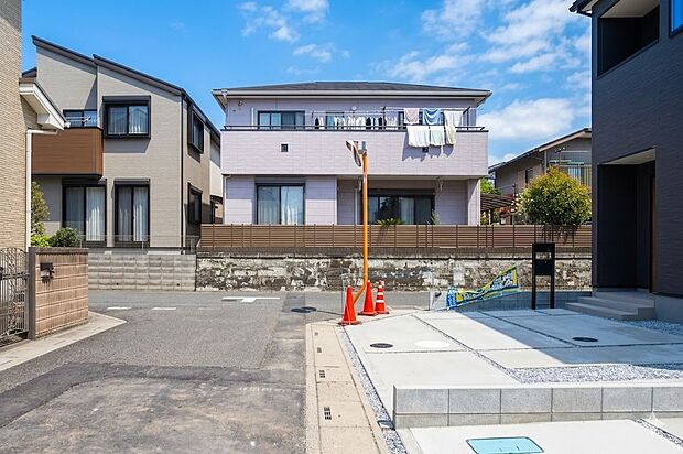 街に溶け合う美しい景観と、採光や風通しを考えて設計された間取り。近隣の視線を考え調整した窓位置など、外観だけでなく、住まうご家族の心地よさを最優先しました。