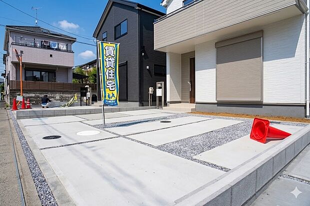 カースペース2台可。敷地内に駐車スペースが2台分確保されています。通勤、お出かけ、ショッピングなど、家族で出かける際の足となる車。状況に応じて使い分けたい、そんな方におすすめです。