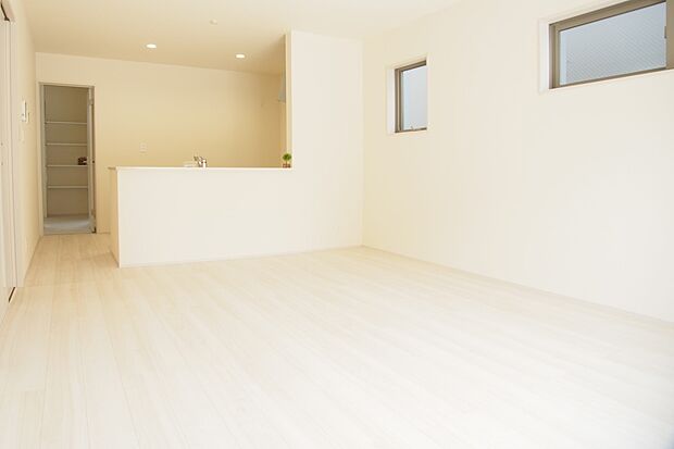 キッチン吊戸棚を無くす事によって、コミュニケーションを重視した設計に致しました。区画によって変わる一体感を、実際にご覧になって頂けましたらと思います。